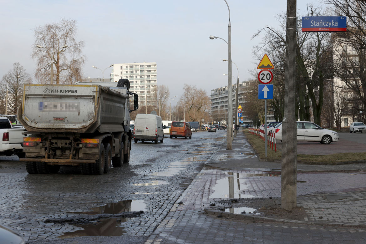 Hałas jest nie do wytrzymania! Mieszkańcy nowoczesnego osiedla mierzą się z głośnymi ciężarówkami