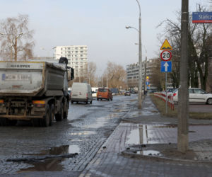 Hałas jest nie do wytrzymania! Mieszkańcy nowoczesnego osiedla mierzą się z głośnymi ciężarówkami