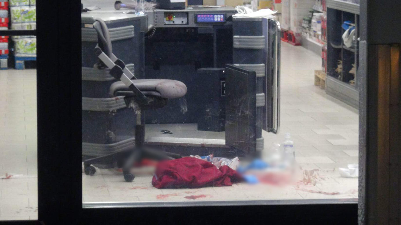 Makabra w Lidlu. Zamaskowany nożownik pociął dwie osoby. Agresor uciekł z miejsca zdarzenia