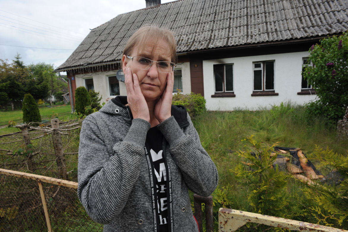 Jechali do chorego dziecka uratowali rodzinę z ognia
