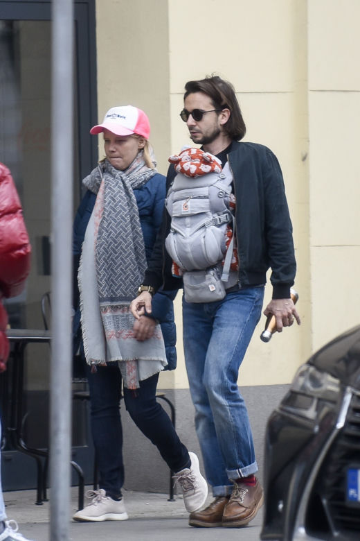 Joanna Kulig na spacerze z rodziną