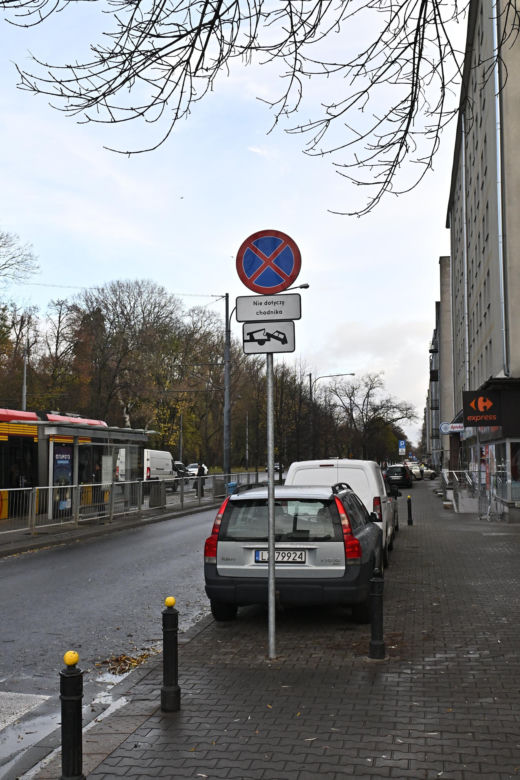 Na al. Waszyngtona parkowanie tylko równoległe. Mieszkańcy są wściekli na zmiany wprowadzane przez drogowców 