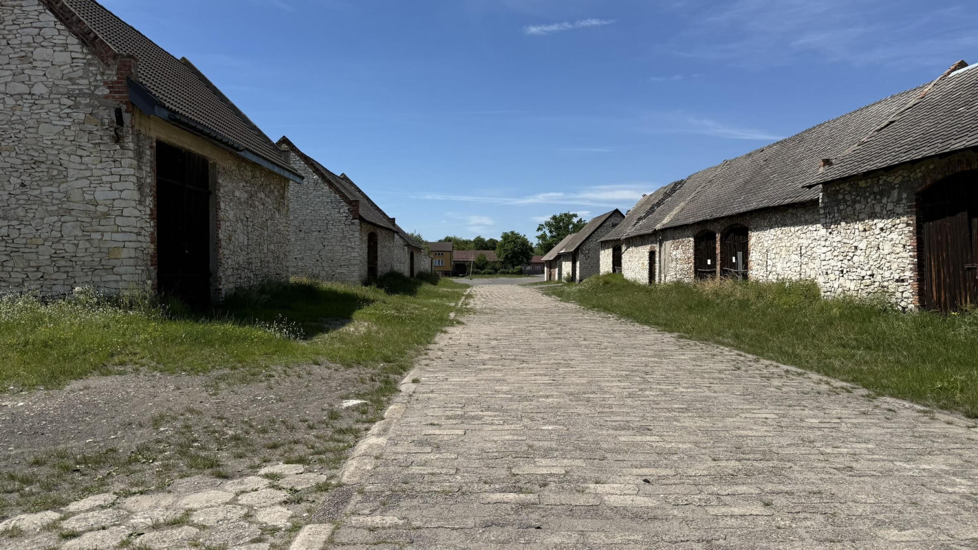 Zespół zabytkowych stodół w Żarkach