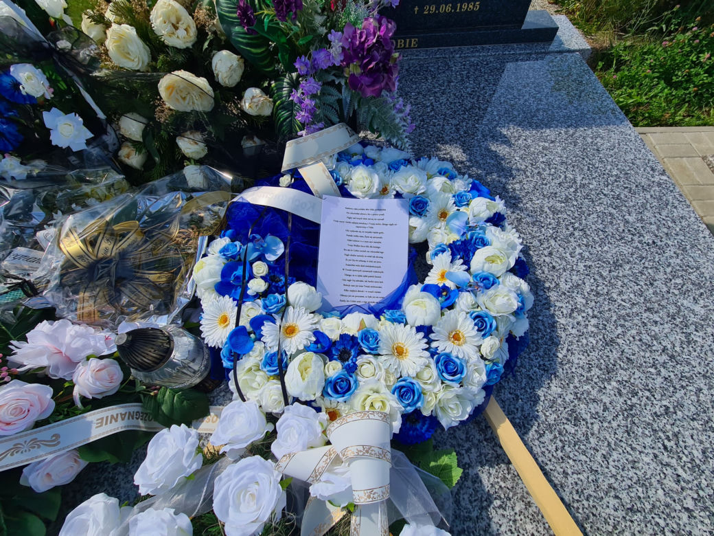 Grób Rafała L., który utonął w Sanie w Wólce Turebskiej. Przejmujący widok