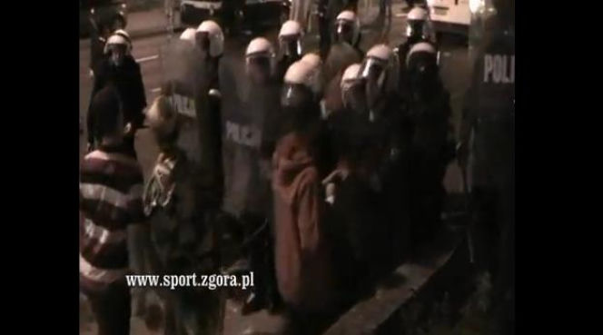 ZAMIESZKI w ZIELONEJ GÓRZE po śmierci kibica żużla. Kibic FALUBAZU zginął pod kołami NIEOZNAKOWANEGO RADIOWOZU