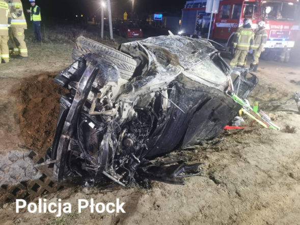 Nie żyje 14-latka. 18-letni kierowca bmw dachował, 4 osoby w szpitalach