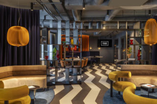  To hotel niczym z Twin Peaks. Surrealizm, welurowe czerwone zasłony, zygzak i szkło z krakowskich hut. TRIBE Kraków