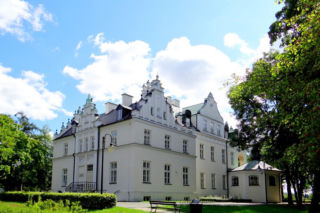 Jeden z najpiękniejszych pałaców znajduje się w województwie łódzkim. Jest dumą średniowiecznego miasta
