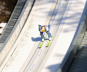 Kacper Tomasiak zaliczył dramatycznie wyglądający upadek w Vikersund