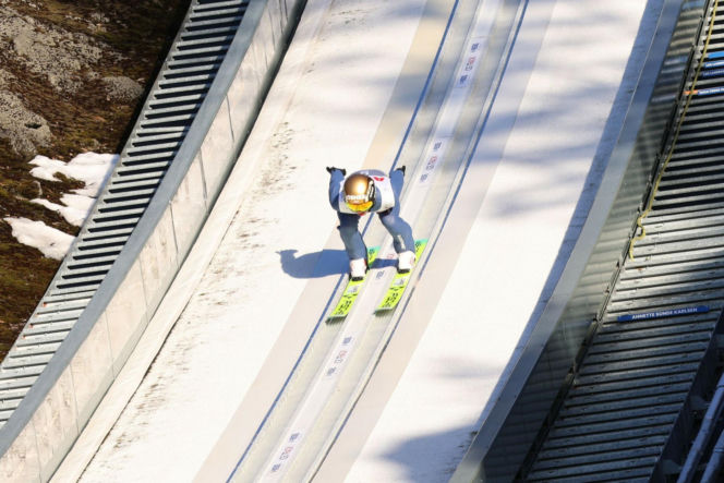 Kacper Tomasiak zaliczył dramatycznie wyglądający upadek w Vikersund