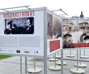 Wystawa plenerowa przed Galerią Krakowską