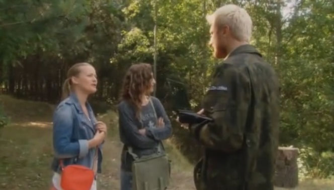 Ranczo 8 sezon odc. 100. Kinga (Agnieszka Pawełkiewicz), leśnik Paweł (Dobromir Dymecki), Klaudia (Marta Chodorowska)