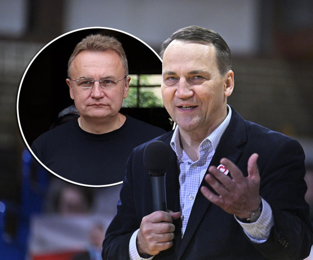 Radosław Sikorski, szef MSZ, uśmiechnięty i przemawiający do mikrofonu, oraz w okręgu mer Lwowa Andrij Sadowy w ciemnej koszulce i okularach. Obaj politycy starli się w sieci, o czym można przeczytać na naszym portalu.