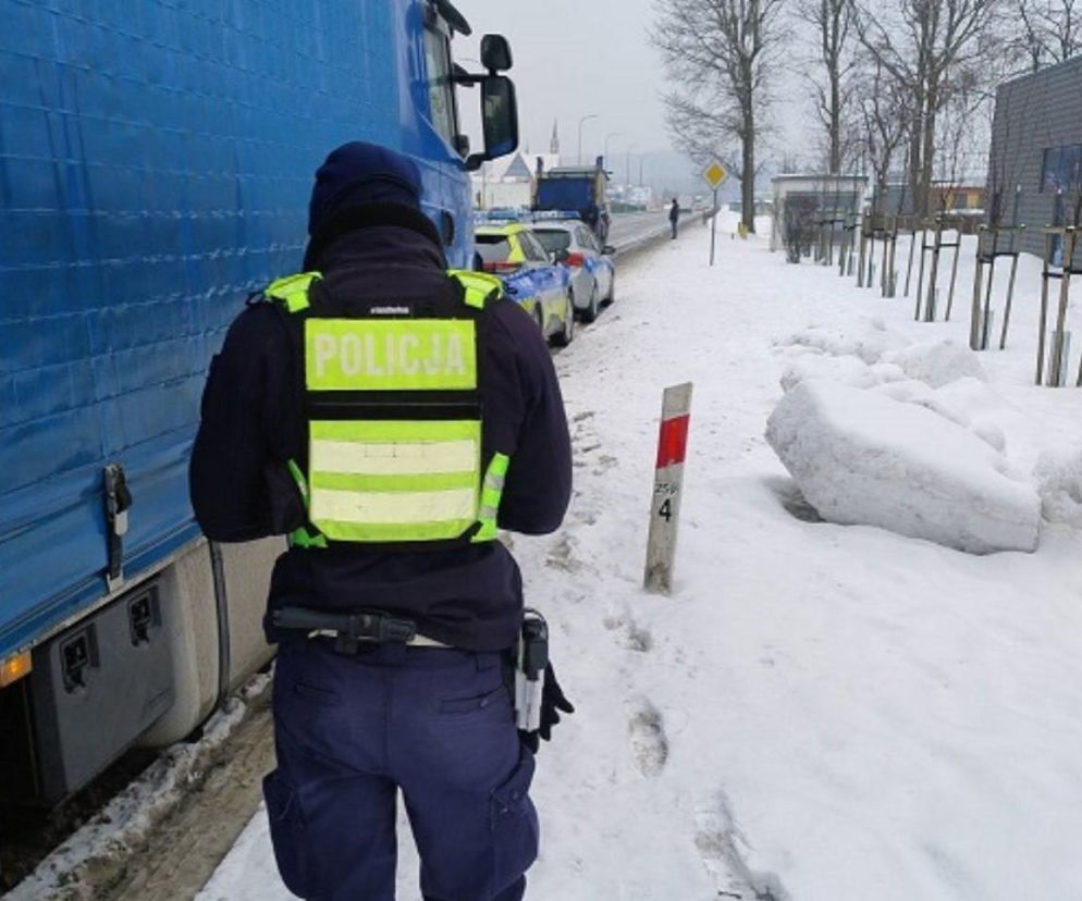 O włos od tragedii! 85-latka leżała w zaspie śnieżnej. Ze śladów wynikało, że wielokrotnie upadała