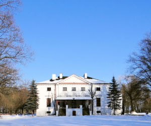 To jedno z najmniejszych miast w województwie łódzkim. Mieszka w nim mniej osób niż na wsiach