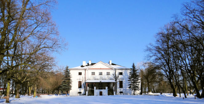 To jedno z najmniejszych miast w województwie łódzkim. Mieszka w nim mniej osób niż na wsiach