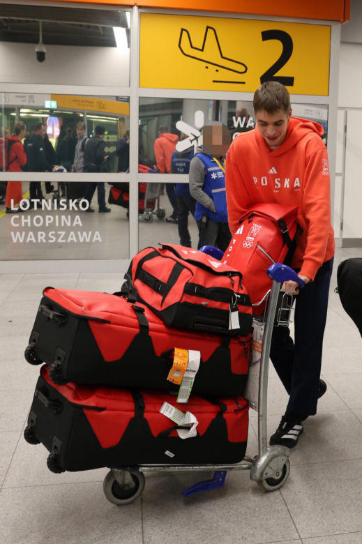Władimir Semirunnij w czułych objęciach z dziewczyną po powrocie do Polski