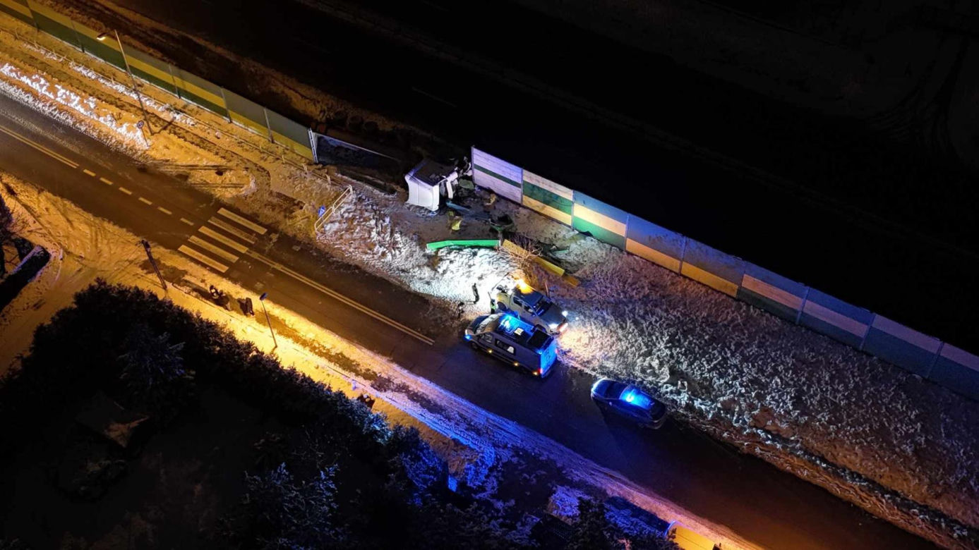Miał 2,5 promila i kierował ciężarówką! Ciężki pojazd wbił się w bariery pod Serockiem