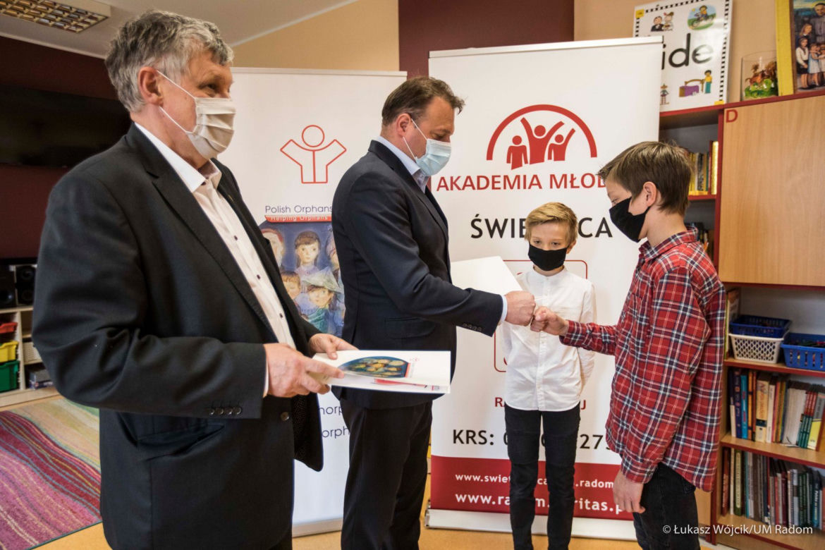 Radom: Synowie zmarłego fizjoterapeuty z Mazowieckiego Szpitala Specjalistycznego otrzymali stypendia