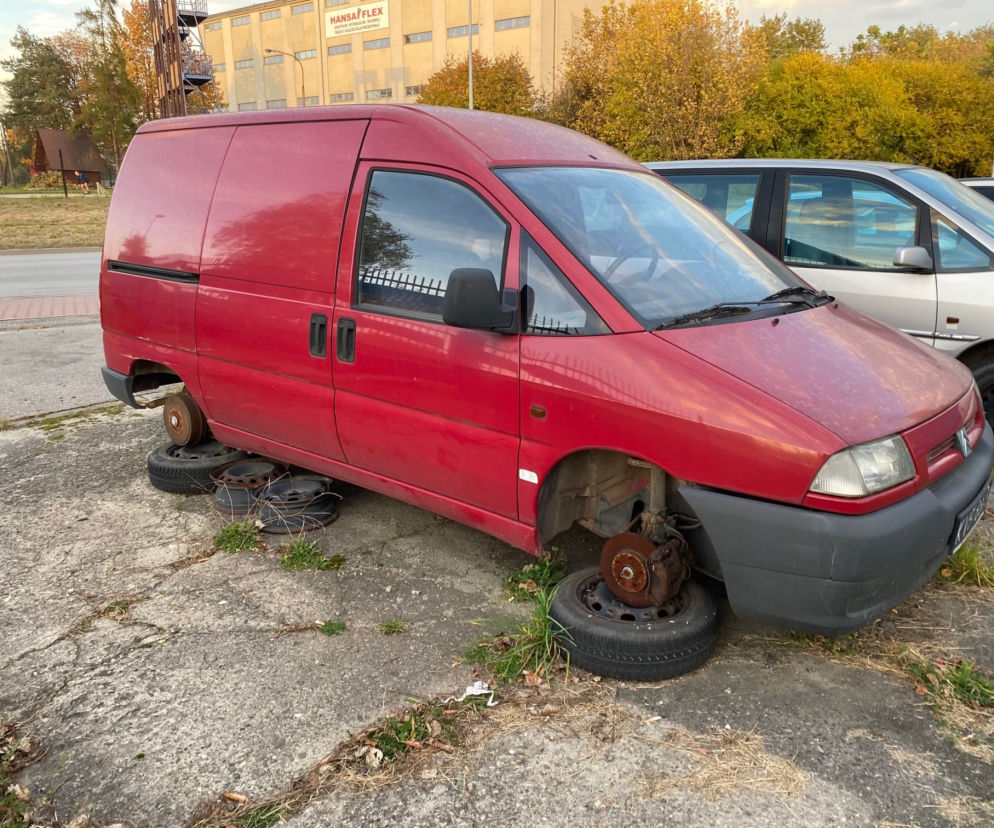 Wraki pojazdów znikają z krakowskich ulic. Strażnicy mają pełne ręce roboty
