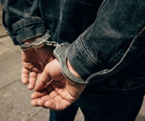 Zatrzymanie oszusta w Wałbrzychu. Wpadł w taksówce z gotówką ukrytą w bieliźnie