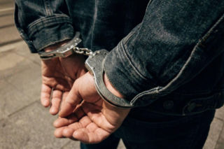 Zatrzymanie oszusta w Wałbrzychu. Wpadł w taksówce z gotówką ukrytą w bieliźnie