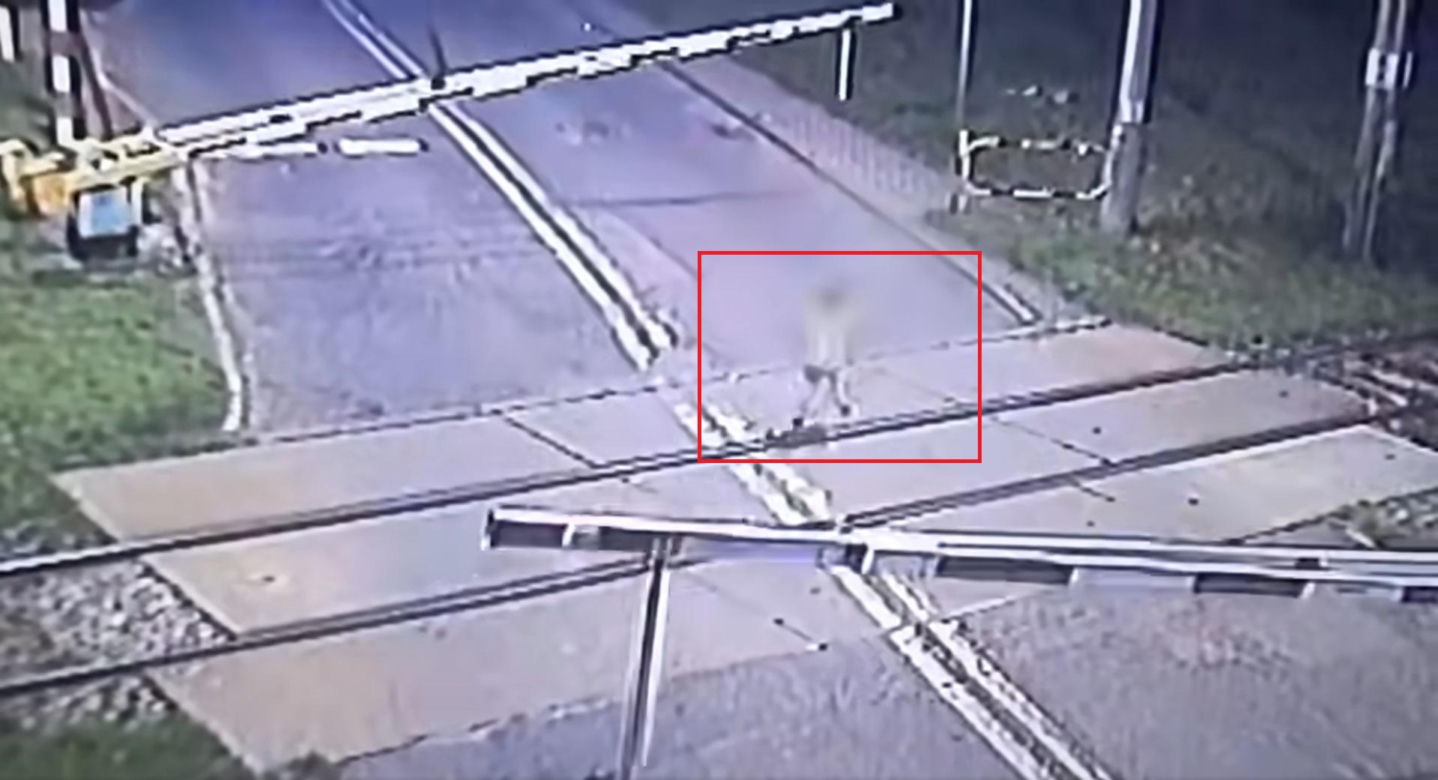 Wstrząsające nagranie pokazali policjanci z Mikołowa. 6-latek bawił się na torach, potem przejeżdża pociąg