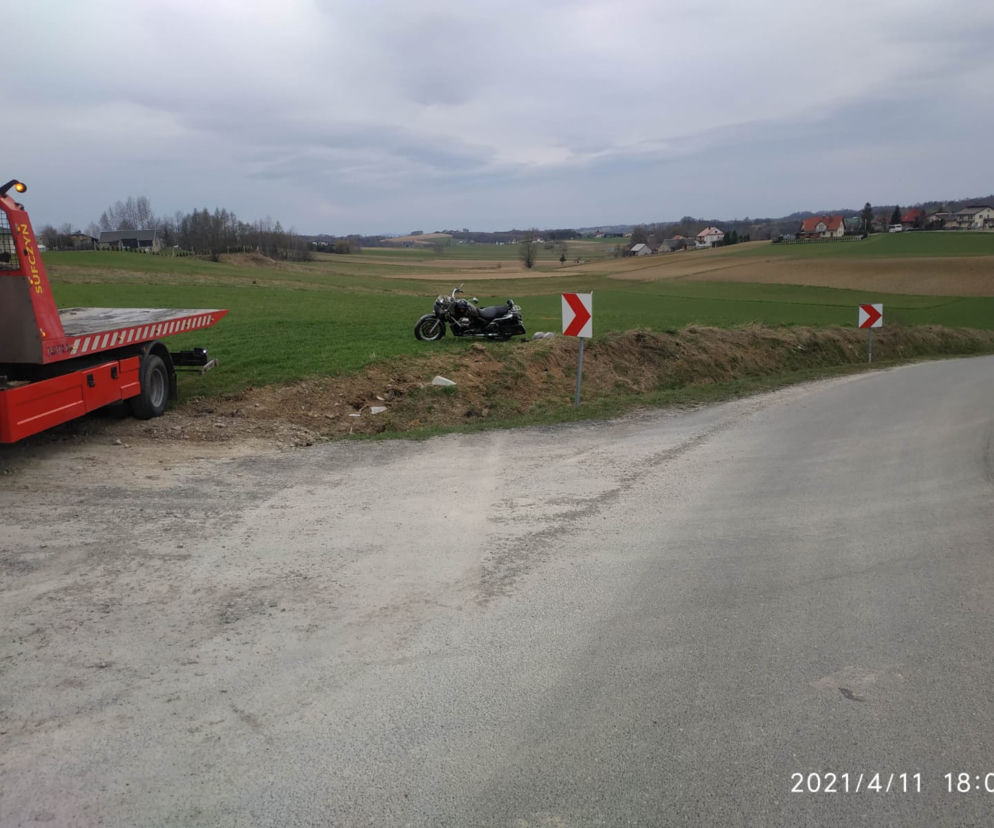 Kowalowa. Groźny wypadek motocyklisty. Jego pasażerka ma złamany kręgosłup