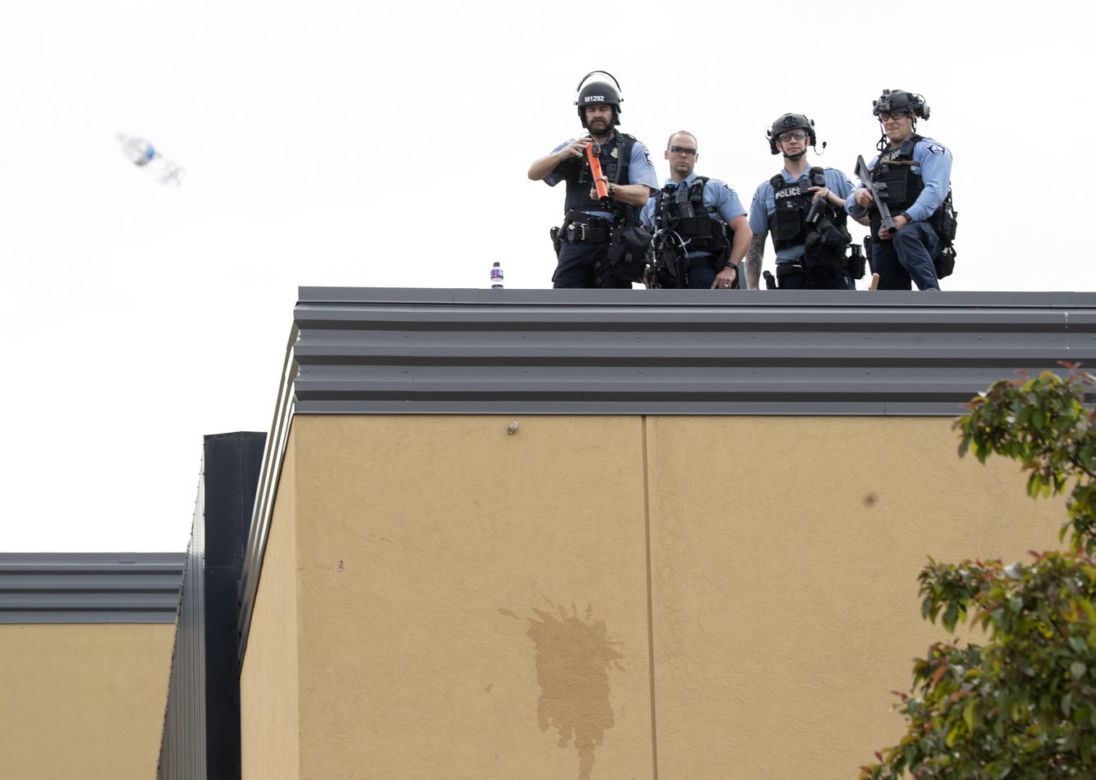 Zamieszki w USA. Policjant udusił mężczyznę na ulicy 