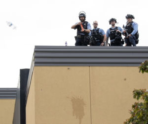 Zamieszki w USA. Policjant udusił mężczyznę na ulicy 