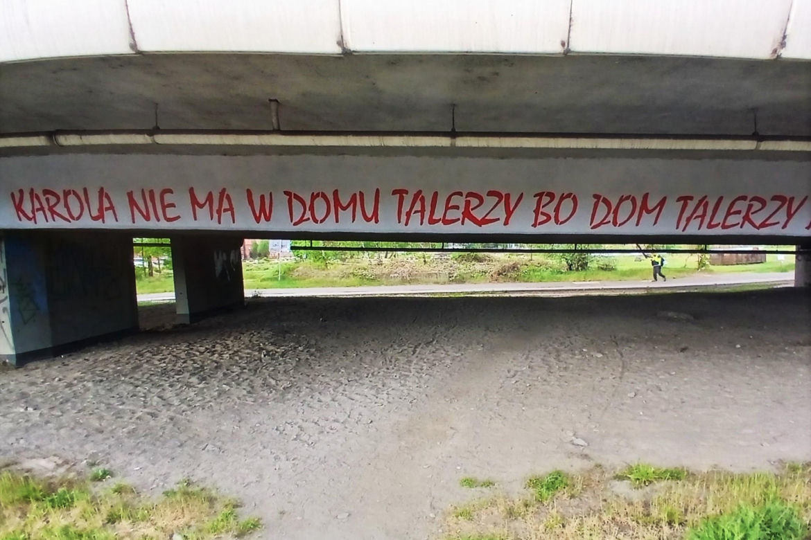 "Kultowy" napis "Karola nie ma w domu talerzy..." powrócił w nowej odsłonie