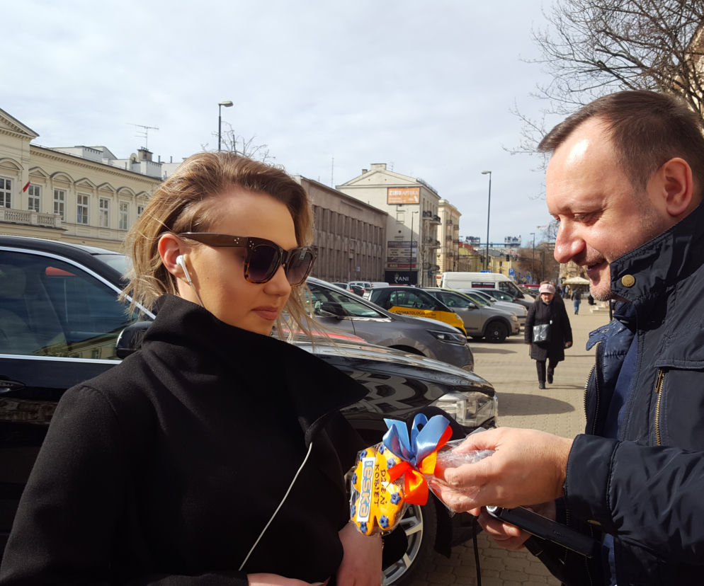ESKA rozdawała kwiatki z okazji Dnia Kobiet