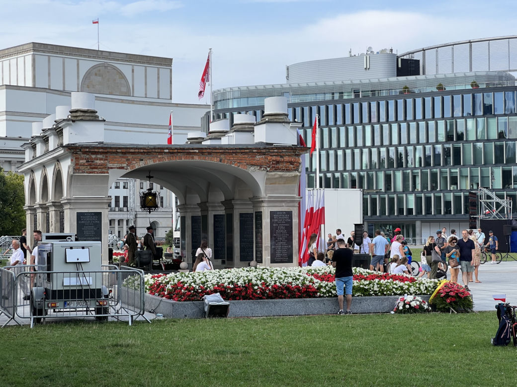Wieniec od prezydenta Rafała Trzaskowskiego leży pod klombem. Co się stało przy Grobie Nieznanego Żołnierza?