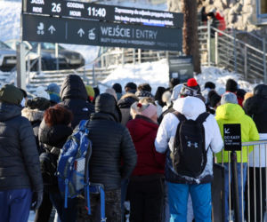 Fatalne warunki w Tatrach. Jest mroźno, ślisko, a szlaki są zasypane śniegiem. TPN ostrzega turystów