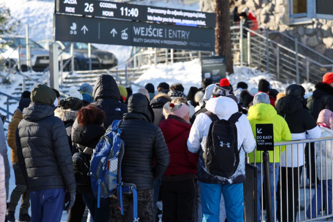 Fatalne warunki w Tatrach. Jest mroźno, ślisko, a szlaki są zasypane śniegiem. TPN ostrzega turystów