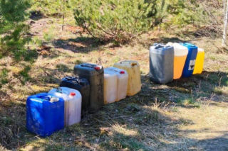 Wpadł przez przypadek! 38-latek miał na koncie kradzież blisko 1000 litrów paliwa, które wyciągał z koparek i maszyn przy budowie trasy S6