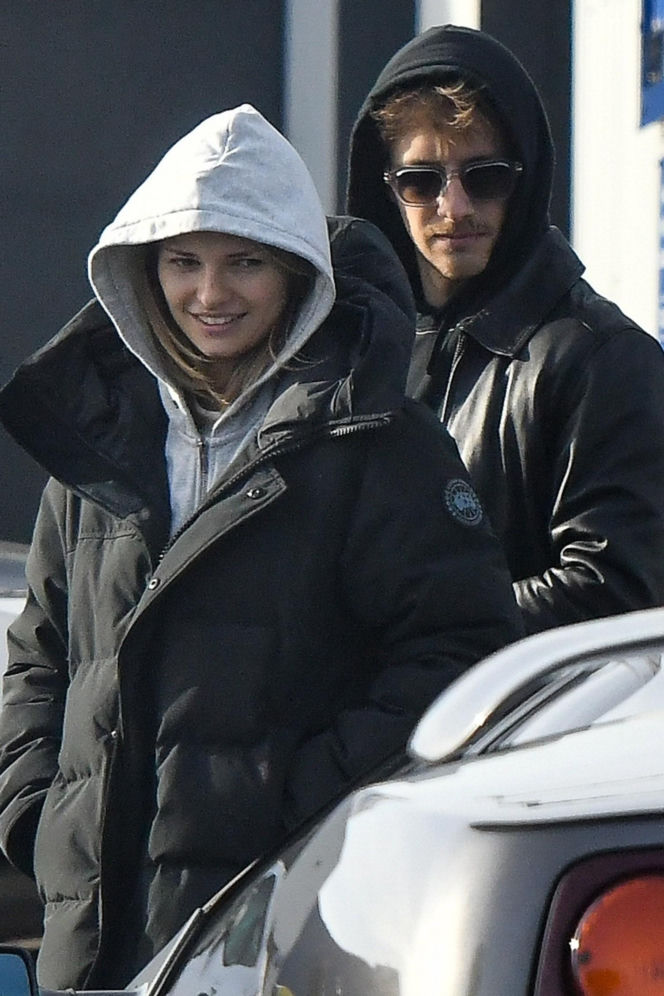 Maciej Musiał najpierw pieści auto, potem dziewczynę