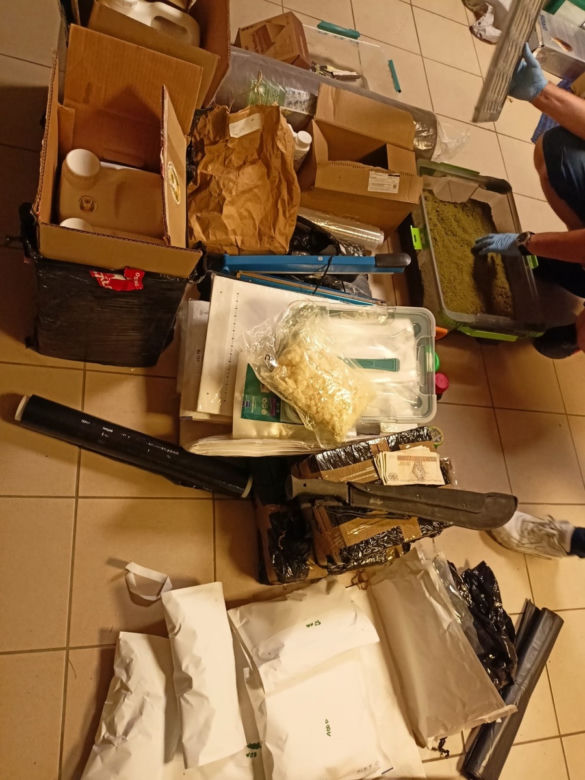Jaki ojciec, tacy synowie. Cała trójka zatrzymana za produkcję narkotyków