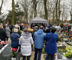 Kościelny pogrzeb księdza, który popełnił samobójstwo. Trumna spoczęła w grobie [RELACJA Z UROCZYSTOŚCI]