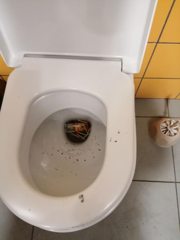  Nastolatkowi jak tsunami przeszli przez toaletę. Zniszczenia sięgają 15 tysięcy!