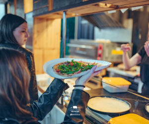 Streat Food Młynowa w Białymstoku. Klimatyczna miejscówka przyciąga tłumy białostoczan [ZDJĘCIA]