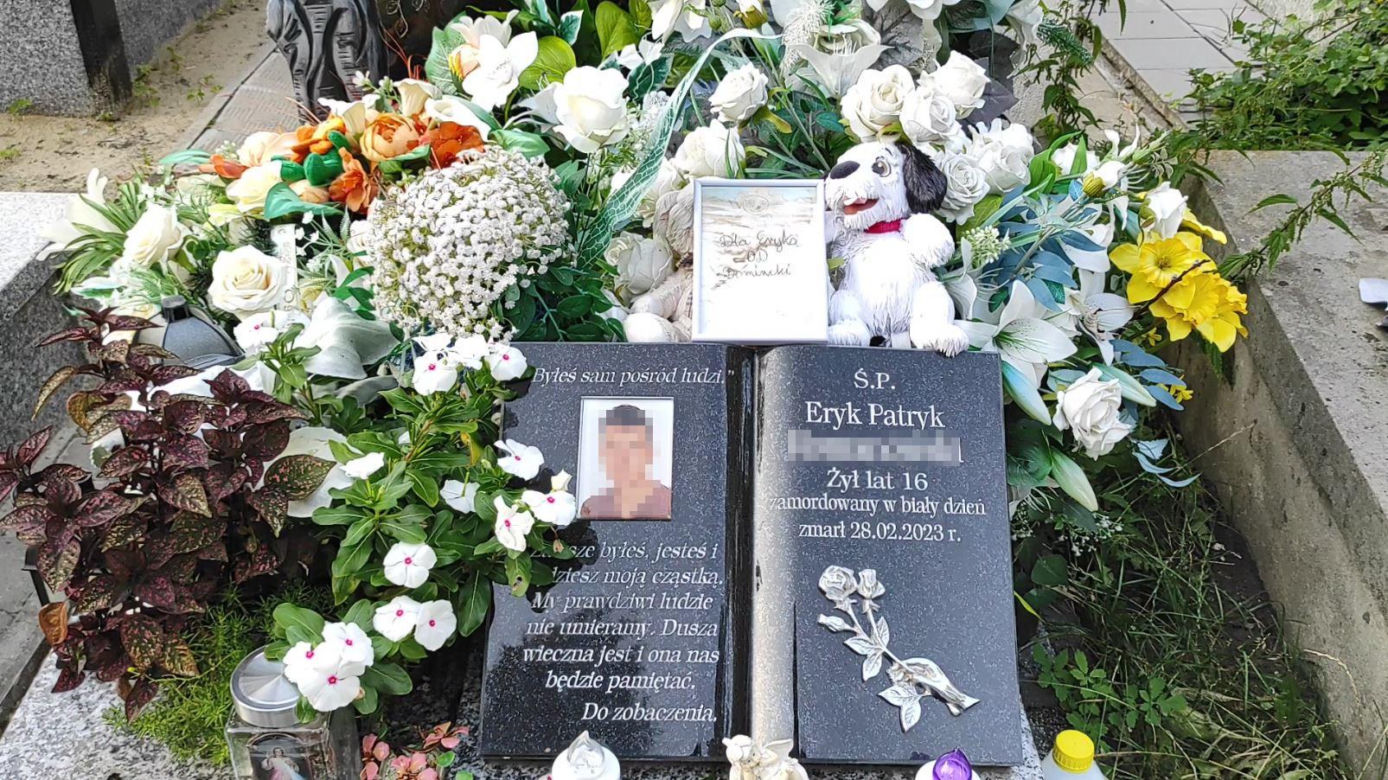 Przerażający napis na grobie 16-letniego Eryka ujawnia, jak zginął. Poruszający widok