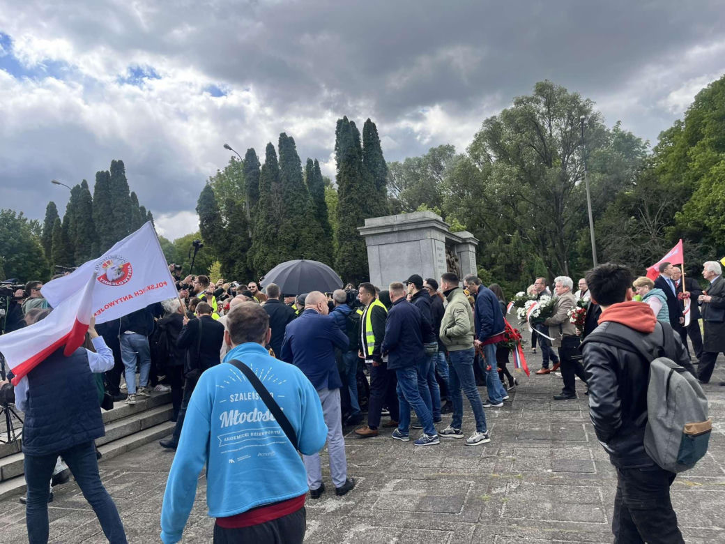Protest na Cmentarzu Mauzoleum Żołnierzy Radzieckich w Warszawie (9.05.2025)