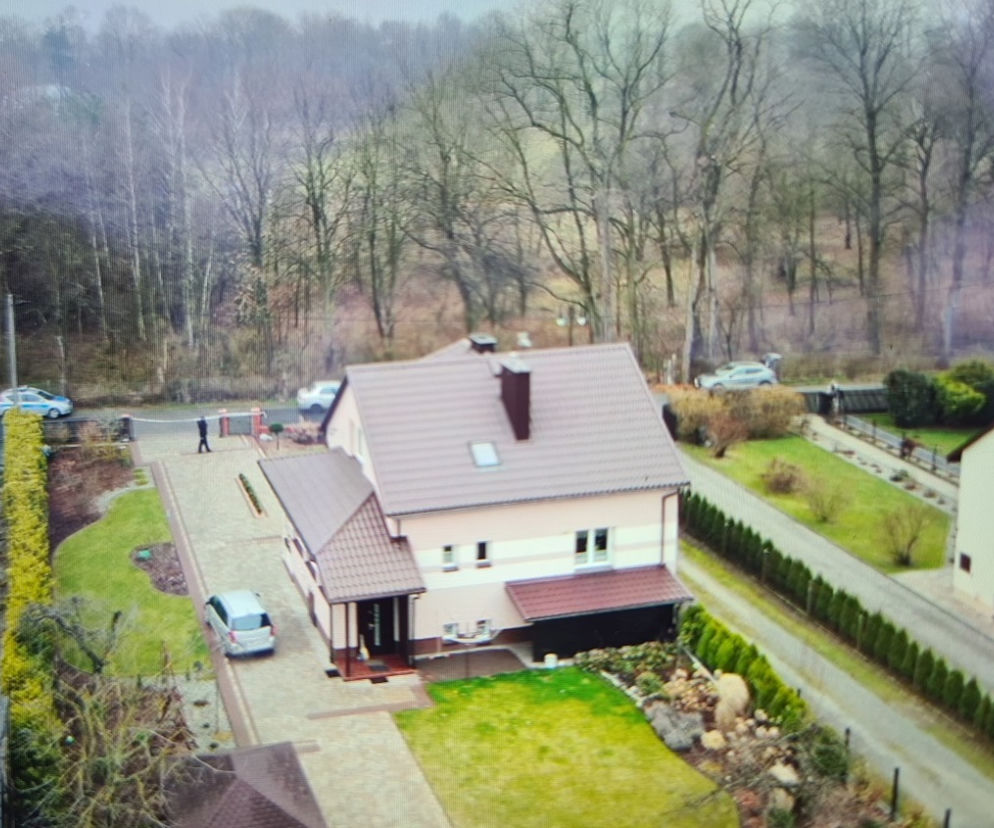 Kopki. W tym domu rozegrał się HORROR. Nie żyje Magdalena i dwójka jej dzieci [ZDJĘCIA]