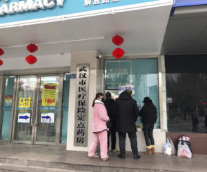 Uwięzieni w Wuhan boją się głodu 