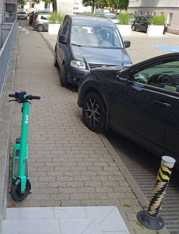 Hulajnogi zostawione byle gdzie w Koninie