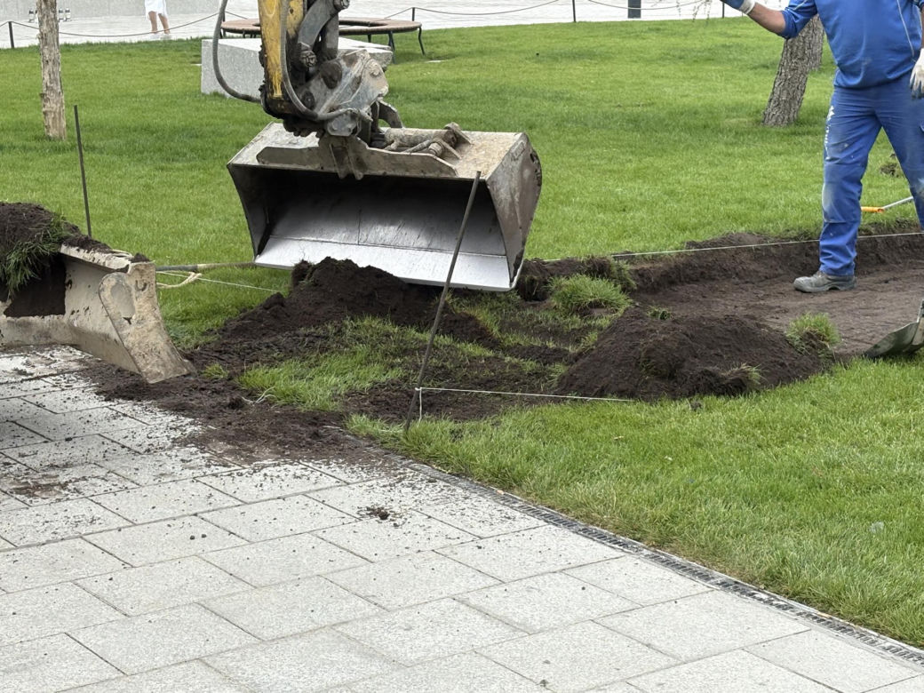 Absurd roku w Warszawie. Zrywają zieleń na nowym pl. Centralnym. Zamiast niej będzie beton