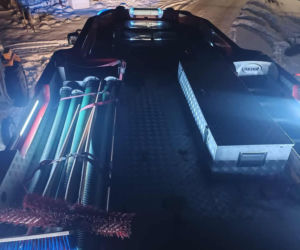 Jałówka wpadła do lodowatej wody. Strażacy ruszyli na ratunek