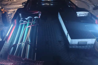 Jałówka wpadła do lodowatej wody. Strażacy ruszyli na ratunek