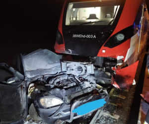 Kotowo: Samochód wjechał pod rozpędzony pociąg! Są ranni!